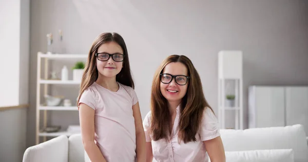Familjeglasögon Lycklig Mor Och Barn Bär Glasögon — Stockfoto