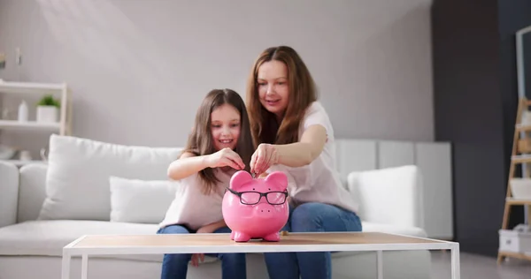 Mãe Filho Economizando Dinheiro Com Piggy Bank — Fotografia de Stock