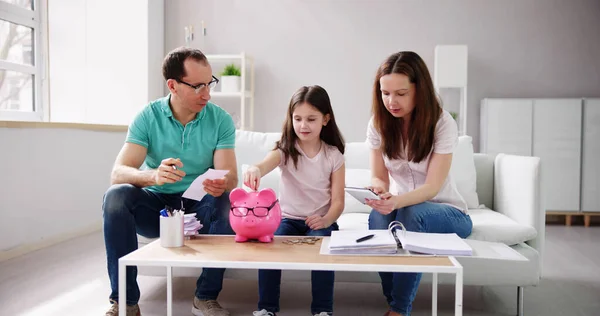Família Economizando Dinheiro Piggybank Casa — Fotografia de Stock