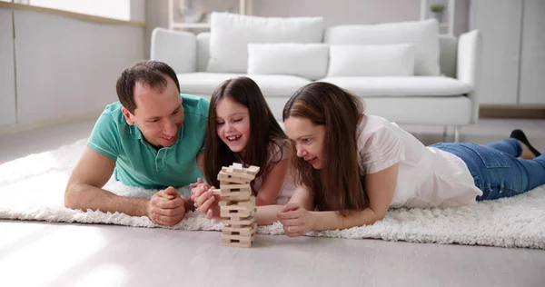 Šťastná Rodina Koberci Dřevěných Bloků Doma — Stock fotografie