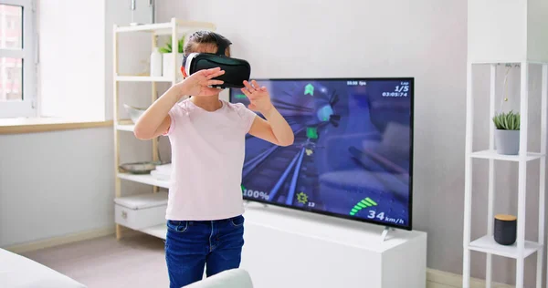 带耳机的虚拟现实小子3D视频游戏 — 图库照片
