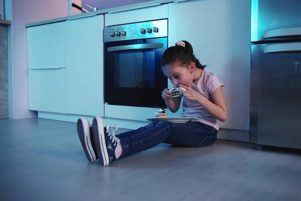 Barn Äter Tårta Natten Nära Kylskåpet — Stockfoto