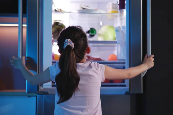Enfant Fille Prenant Réfrigérateur Nourriture Nuit — Photo
