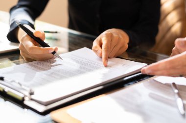 İki İş Adamının Yakın Çekimi Masa Üzerinde Kontrat Kağıdı Üzerinde Çalışıyor