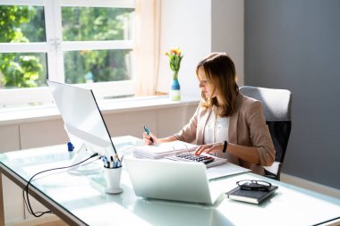 Ofisteki Muhasebeci Kadın Muhasebe ve Bütçe Yapıyor
