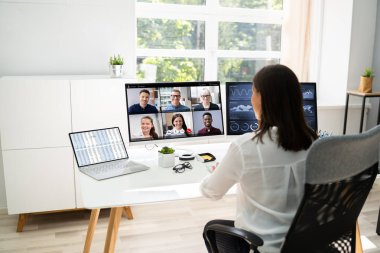 Bilgisayarda Video Konferansı İş Dünyası Webinar İzleniyor