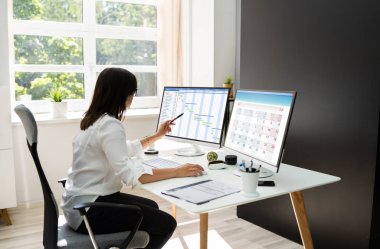 Çalışan Takvim Zamanlaması ve Personel Sayfası Üzerinde Çalışıyor