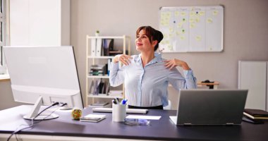 Ofis masasının yanındaki esneme egzersizi. İşçi Esnemesi