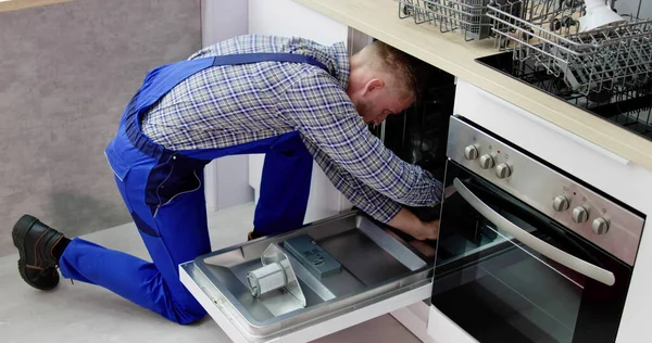 Служба Починки Посудомоечной Машины Ремонтник Бытового Обслуживания — стоковое фото