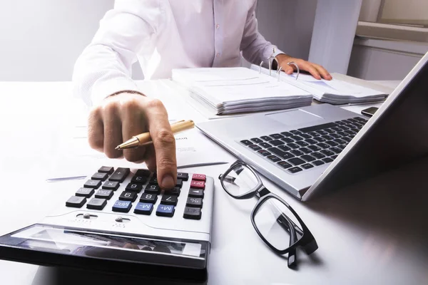 Steuerberater Berechnet Rechnung Büro Mit Laptop — Stockfoto