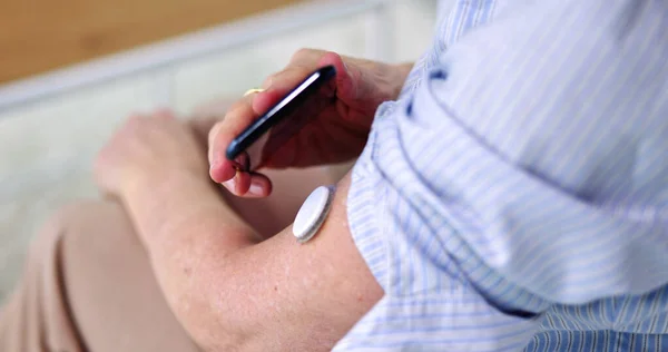 Συνεχής Παρακολούθηση Γλυκόζης Αίματος Εξέταση Σακχάρου Smart Phone App — Φωτογραφία Αρχείου