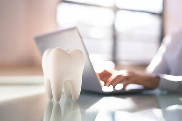 Çevrimiçi Diş Sigortası Diş Hekimi Bill Para Finans — Stok fotoğraf