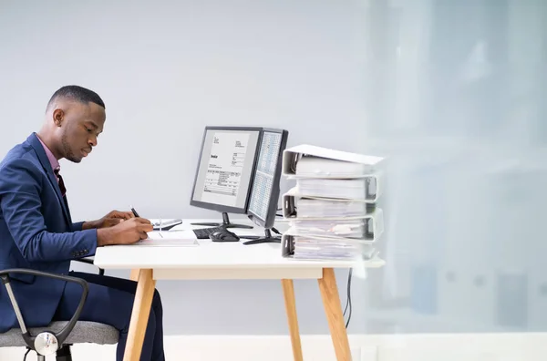 Νεαρός Αφρικανός Επιχειρηματίας Υπολογίζοντας Λογαριασμούς Χρησιμοποιώντας Υπολογιστή — Φωτογραφία Αρχείου