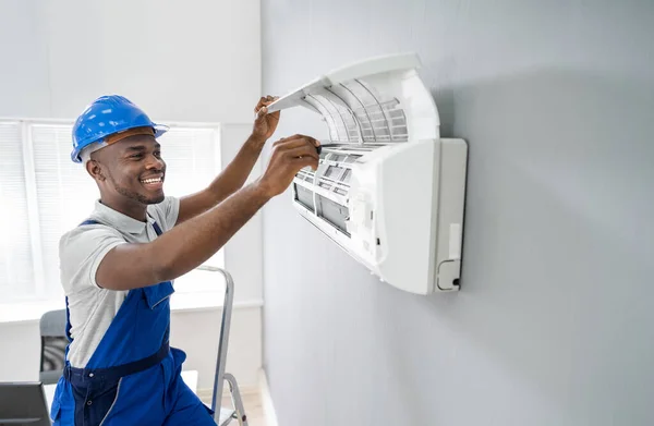 快乐年轻非洲男技师修理空调 — 图库照片