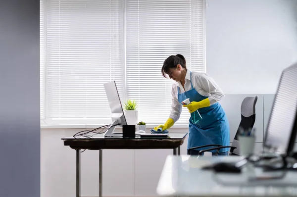Hausmeisterreinigung Schreibtisch Hygiene Reinigungsdienst — Stockfoto