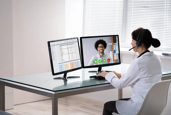 Doutor Conversando Com Paciente Através Vídeo Chat Laptop Mesa — Fotografia de Stock