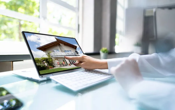 Letar Real Estate House Property Online Digital Tablet — Stockfoto