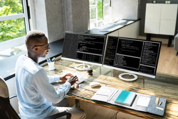 Codificador Africano Americano Usando Computador Mesa Desenvolvedor Web — Fotografia de Stock