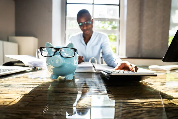 Penasihat Keuangan Dengan Piggybank Perhitungan Simpan Uang — Stok Foto