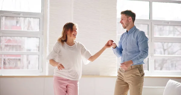 Couple Familial Excité Dansant Les Gens Dansent Maison — Photo