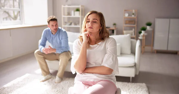 Üzücü Aile Sorunları Boşanmalar Kadın Erkeği Yoksayıyor — Stok fotoğraf