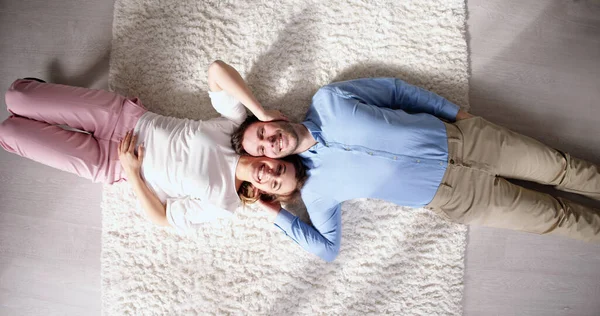 浪漫快乐的地毯松驰在地毯地板上 — 图库照片