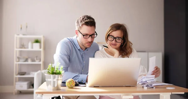 Familia Feliz Usando Calculadora Para Impuestos Presupuesto — Foto de Stock