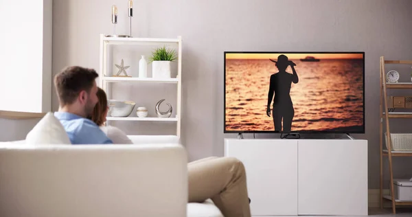 Rückansicht Eines Paares Das Hause Film Fernsehen Anschaut — Stockfoto