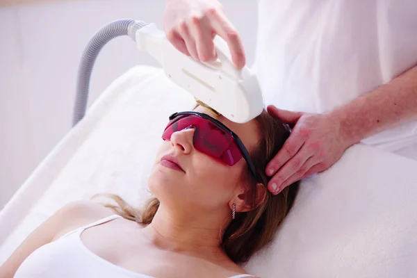 Косметик Проводит Эпиляционное Лазерное Лечение Лице Женщины — стоковое фото