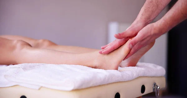 Refleksologia Leczenie Masażu Stóp Kobieta Wellness Terapia — Zdjęcie stockowe