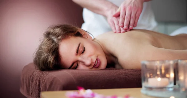 Mooie Jonge Vrouw Terug Massage Spa — Stockfoto