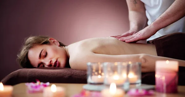 Klient Entspannt Sich Bei Massage Wellnessbereich — Stockfoto