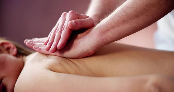 Frau Erhält Rückenmassage Von Therapeut Spa — Stockfoto