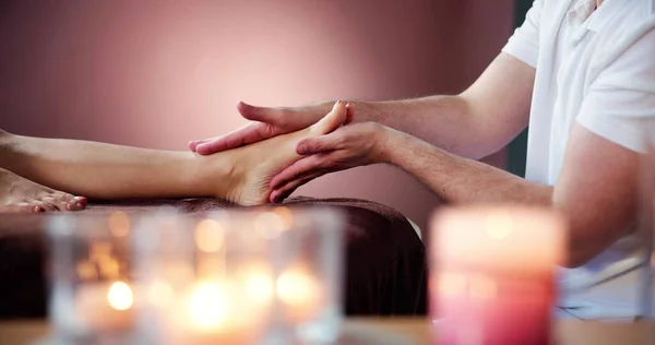 Foot Spa Massage Och Zonterapi Behandling Terapeut — Stockfoto