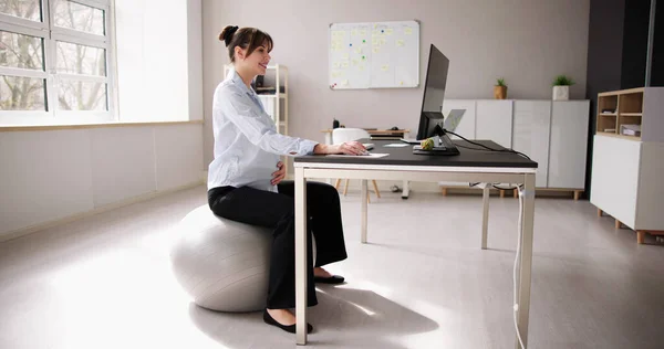 Gravid Kvinna Tjänst Skrivbordshållning Och Graviditet — Stockfoto