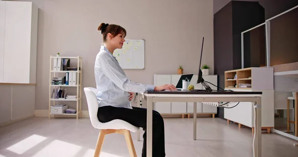 Ofisteki Hamile Kadın Şkadını Yöneticisi Bilgisayar Masasında Oturuyor — Stok fotoğraf