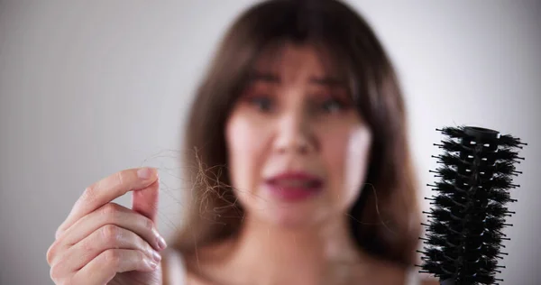Genç Kadın Evde Saç Dökülmesi Seyir Tarak Tutan Bornoz — Stok fotoğraf