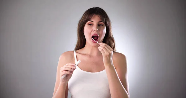 Mano Del Dentista Toma Prueba Saliva Boca Mujer Con Algodón — Foto de Stock