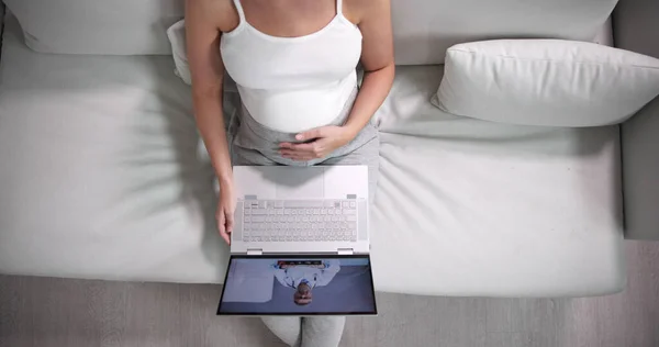 Schwangere Liegt Auf Sofa Videokonferenz Mit Arzt Auf Laptop — Stockfoto