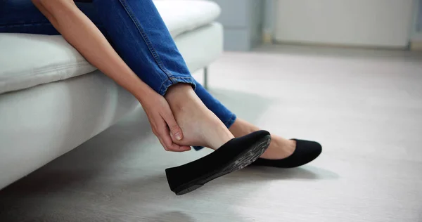 Oncomfortabele Schoenen Blaren Pijn Vrouw Met Pijnlijke Voeten — Stockfoto