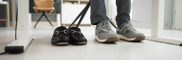 オフィスジムの靴の変更 スポーツビジネススニーカー — ストック写真