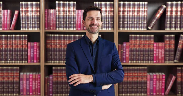 Conselheiro Jurídico Advogado Com Braços Cruzados Contra Livros — Fotografia de Stock