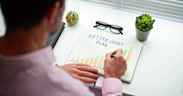 Los Hombres Que Ahorran Dinero Para Jubilación Pensión —  Fotos de Stock