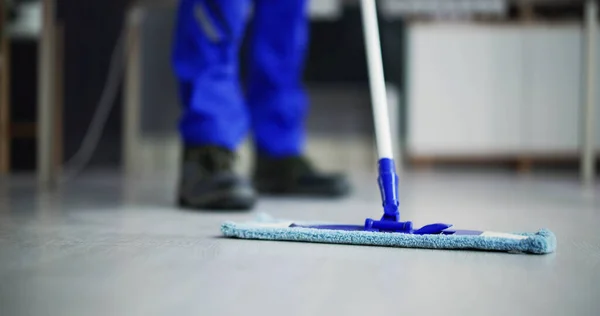 Porträt Von Glücklich Männlich Janitor Putzen Boden Bei Büro — Stockfoto