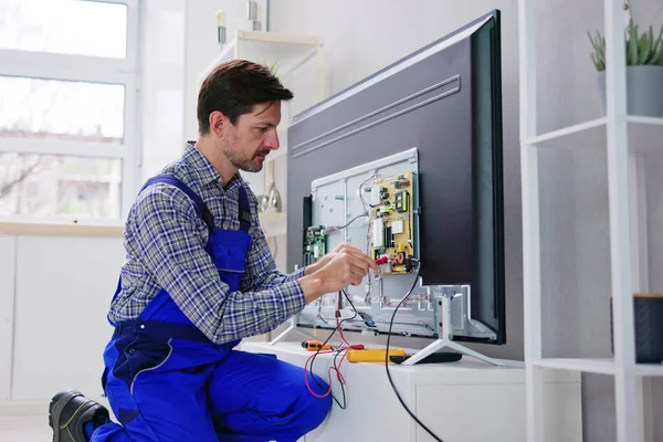 テレビをチェック全体では若い男性の電気技師 — ストック写真