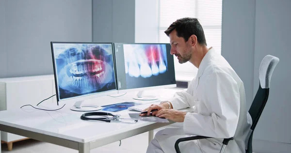 Ακτινολόγος Οδοντίατρος Χρησιμοποιώντας Λογισμικό Ray Στον Επιτραπέζιο Υπολογιστή — Φωτογραφία Αρχείου
