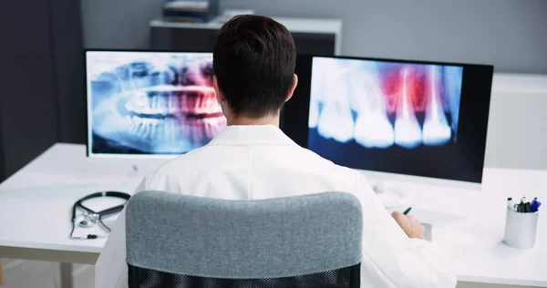 Dentiste Radiologiste Utilisant Logiciel Rayon Sur Ordinateur Bureau — Photo