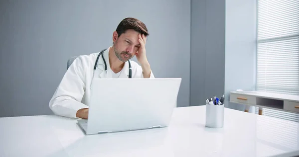 Frustrasi Dokter Sad Bekerja Berlebihan Rumah Sakit Komputer — Stok Foto