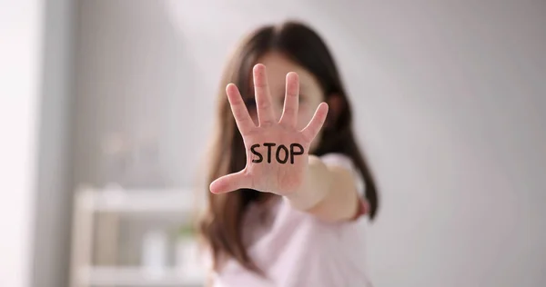 Közelkép Egy Lány Kezét Mutatja Stop Sign — Stock Fotó