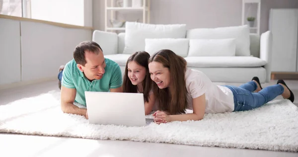 Chat Video Famiglia Parlare Sullo Schermo Del Tablet Online — Foto Stock